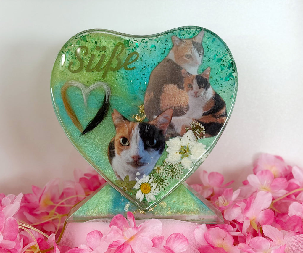 Großes Herz auf Sockel